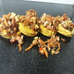 Dhokla disk with salsa topping A picture of Dhokla disk with salsa topping.
