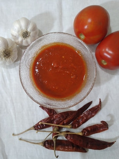 ટામેટા ની ચટણી (Tomato Chutney Recipe In Gujarati) રેસીપી મુખ્ય ફોટો