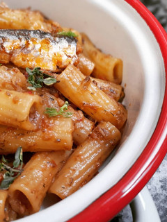 Una foto de Macarrones con sardinas en salsa de hinojo