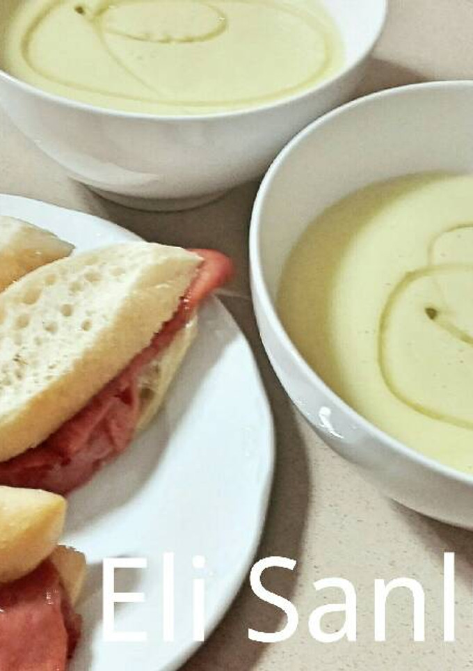 Una foto de Crema de calabacín y puerro fácil y muy sana