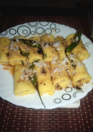 A picture of Khandvi.
