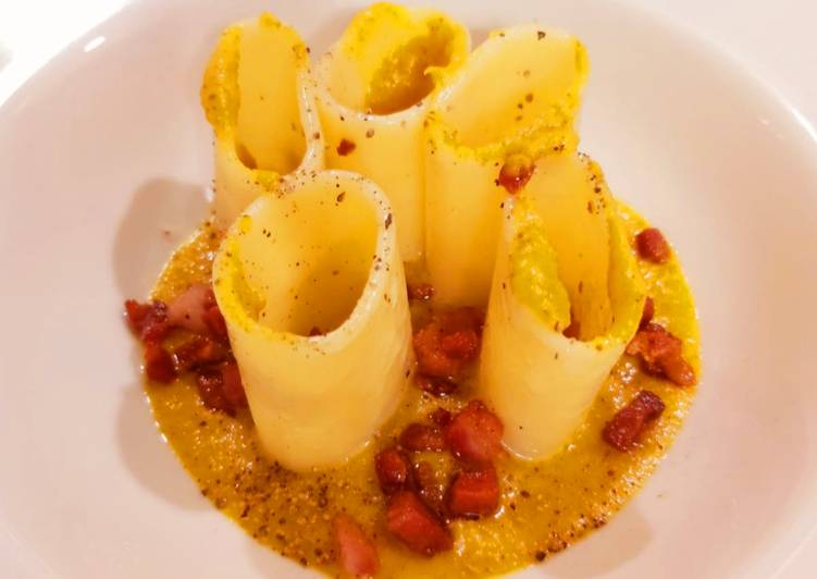 Paccheri mantecati al gorgonzola su crema di zucca