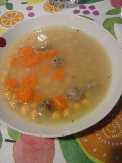 Una foto de Sopa de garbanzos y fideos de arroz