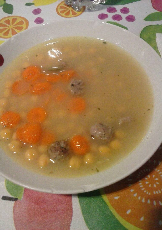 Una foto de Sopa de garbanzos y fideos de arroz