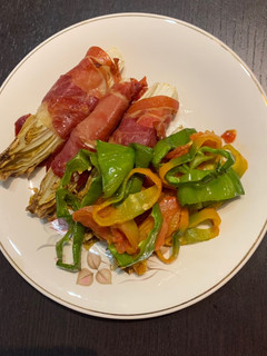 Una foto de Endivias con jamón y pimiento verde