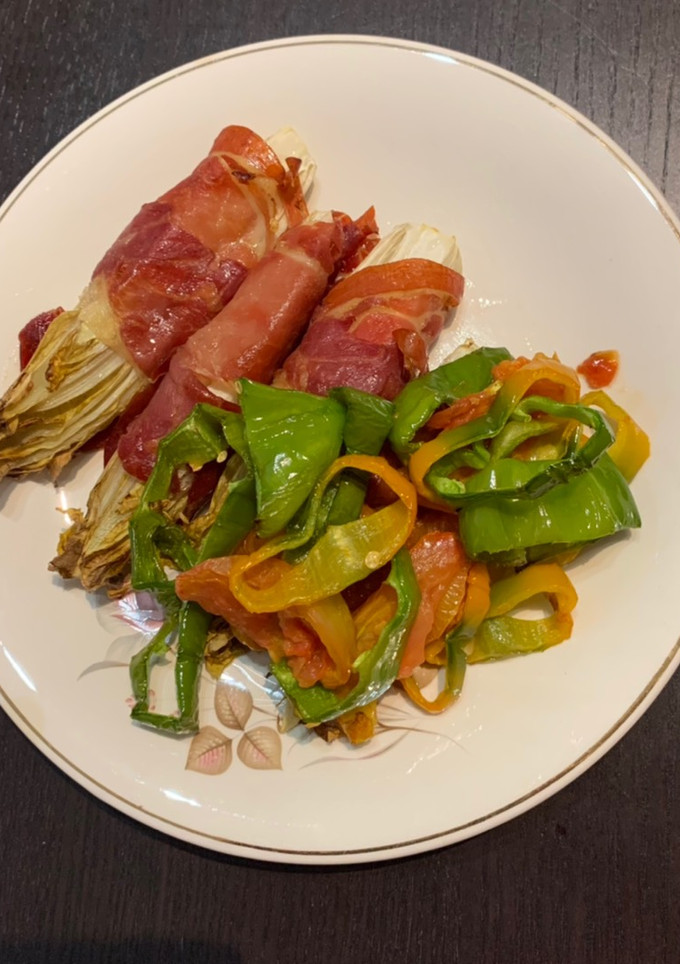 Una foto de Endivias con jamón y pimiento verde