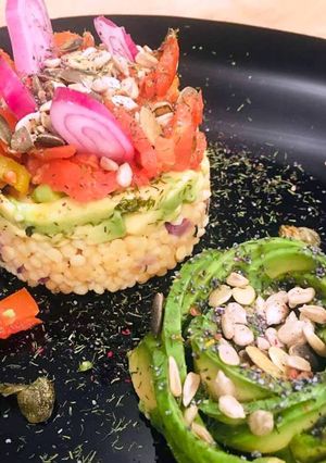Une photo de Cerclés de Perles de Pois chiches, Avocat, Tomate et Fleur d'Avocat