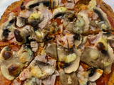 Pizza de masa de zanahoria con jamón York, champiñones y queso