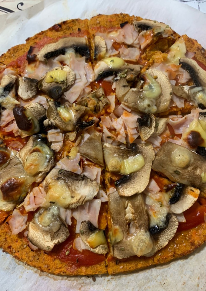 Una foto de Pizza de masa de zanahoria con jamón York, champiñones y queso