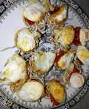 Tartaleta de gulas con pimiento rojo y huevos de codorniz