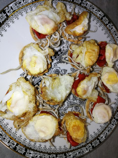 Una foto de Tartaleta de gulas con pimiento rojo y huevos de codorniz