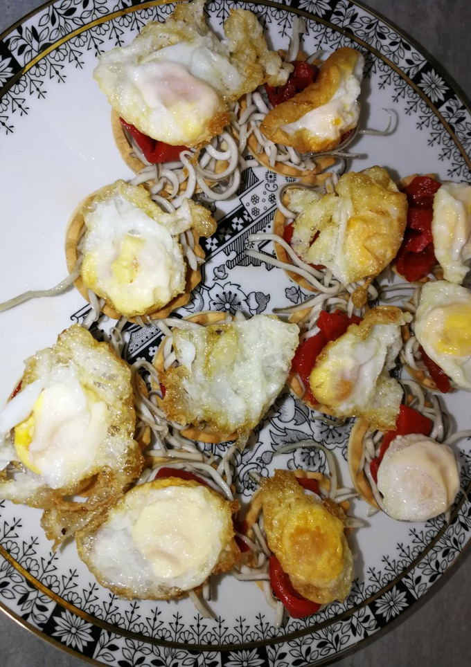 Una foto de Tartaleta de gulas con pimiento rojo y huevos de codorniz