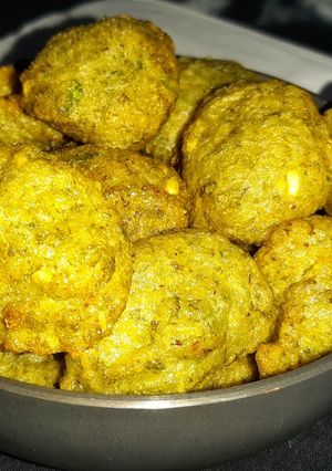 દેશી મગની દાળના બોલ્સ રેસીપી મુખ્ય ફોટો