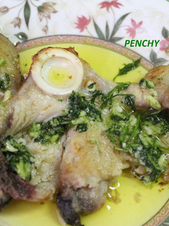 Una foto de Cazón con piñones en salsa verde