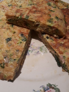 Una foto de Tortilla rápida de papas pay y panceta c/puerro