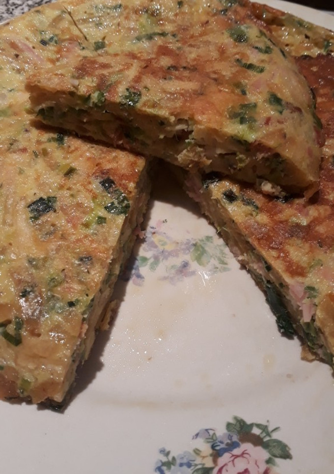 Una foto de Tortilla rápida de papas pay y panceta c/puerro