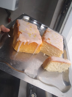 Una foto de Budín de limón 🍋 super esponjoso ☁️