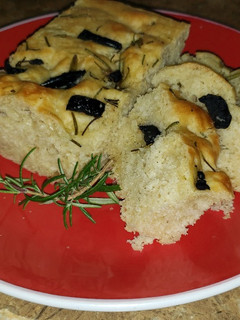 Una foto de Pan Focaccia con Romero y Aceitunas