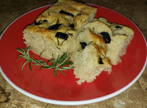 Una foto de Pan Focaccia con Romero y Aceitunas