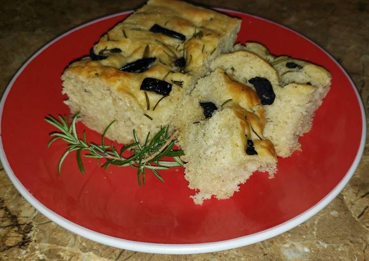 Pan Focaccia con Romero y Aceitunas