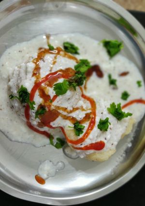 A picture of Dahi Vada/bhalla.