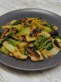 Salteado de pak choi con setas shiitake