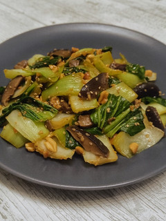 Una foto de Salteado de pak choi con setas shiitake