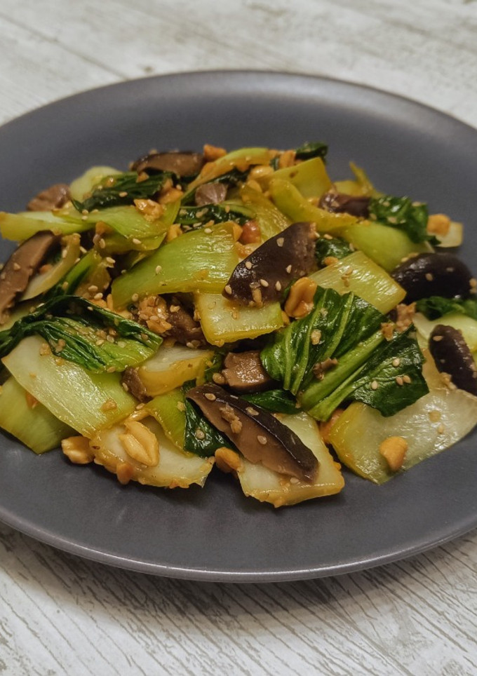 Una foto de Salteado de pak choi con setas shiitake