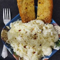 A picture of Cheesy macaroni in white sauce.
