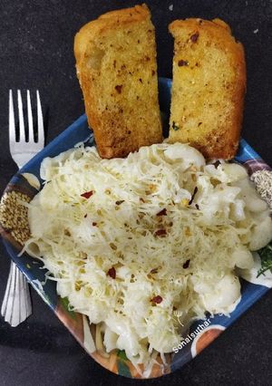 A picture of Cheesy macaroni in white sauce.