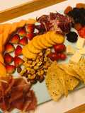 Đĩa thịt nguội và phô mai đãi khách (Cheese Plate)