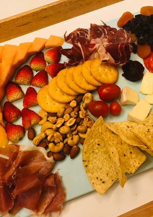 Hình của món Đĩa thịt nguội và phô mai đãi khách (Cheese Plate).