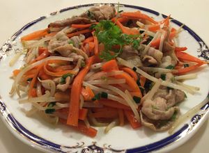 Hình của món Thịt heo xào giá đỗ.