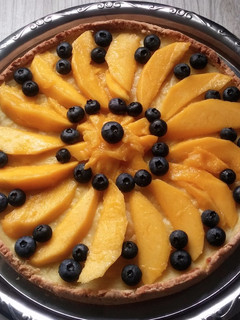 Una foto de Tarta de mango y arándanos