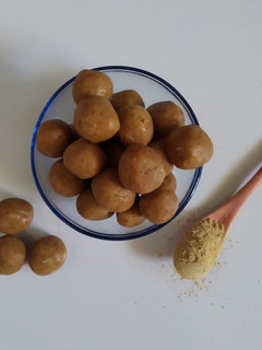 સૂંઠ ની ગોળી (Sunth Goli Recipe In Gujarati) રેસીપી મુખ્ય ફોટો