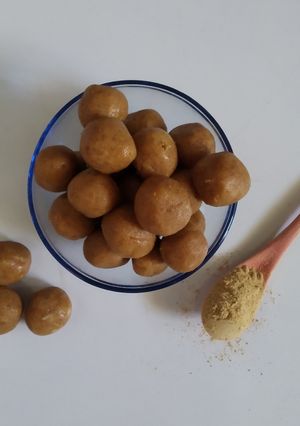 સૂંઠ ની ગોળી (Sunth Goli Recipe In Gujarati) રેસીપી મુખ્ય ફોટો