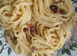 Una foto de Carbonara (o fideos a la carbonara)