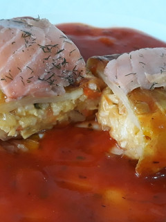 Una foto de Hojas de col rellenas de verduras, pollo y arroz