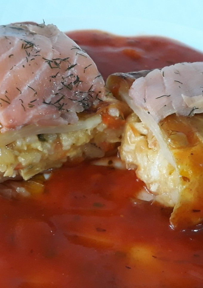 Una foto de Hojas de col rellenas de verduras, pollo y arroz