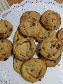 Una foto de Galletas de mandarina con pepitas de cacao y mantequilla