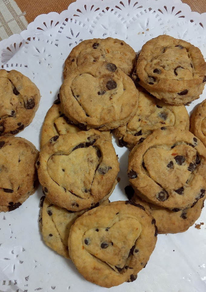 Una foto de Galletas de mandarina con pepitas de cacao y mantequilla