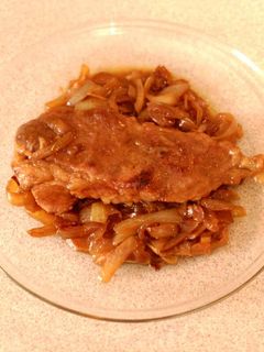 Una foto de Presa ibérica marinada en vermouth con cebolla caramelizada