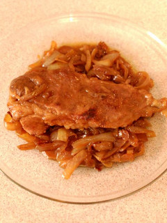 Una foto de Presa ibérica marinada en vermouth con cebolla caramelizada