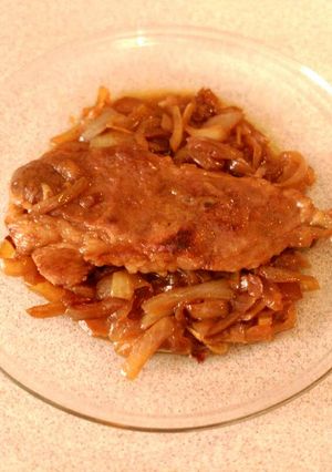 Una foto de Presa ibérica marinada en vermouth con cebolla caramelizada