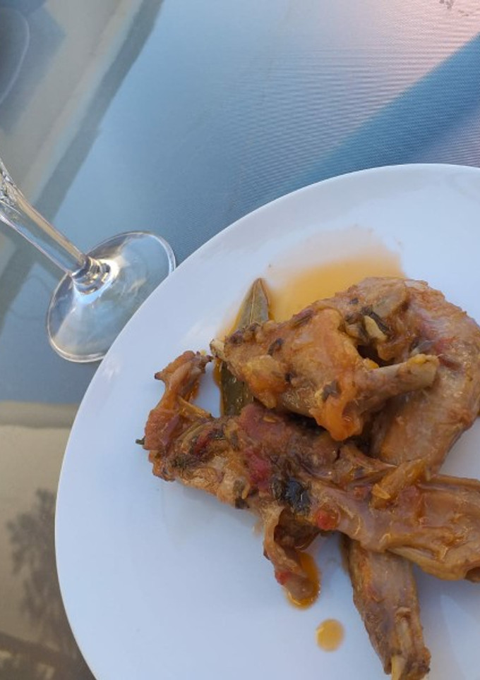 Una foto de Conejo con vino blanco de El Bierzo #vendimia 2020