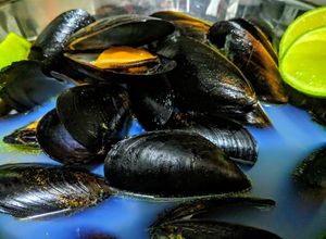 Una foto de MEJILLONES🐚 NEGROS Al 🌿Laurel...!!