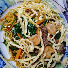 A picture of Fried noodles mauritian style.