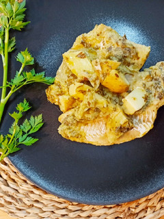 Una foto de Filetes de merluza 🐟al horno, en salsa verde ☘️🌿 con Mambo
