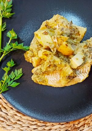 Una foto de Filetes de merluza 🐟al horno, en salsa verde ☘️🌿 con Mambo