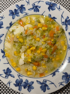 Una foto de Sopa de arroz y verduras